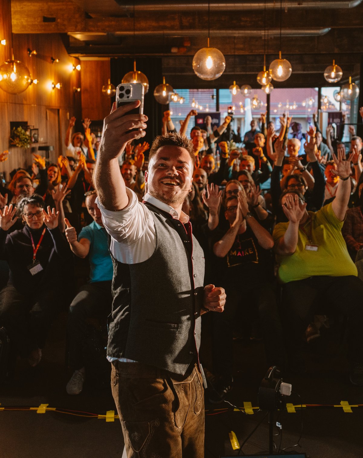 Andreas Pabst macht ein Selfie mit dem Publikum der AI Nights