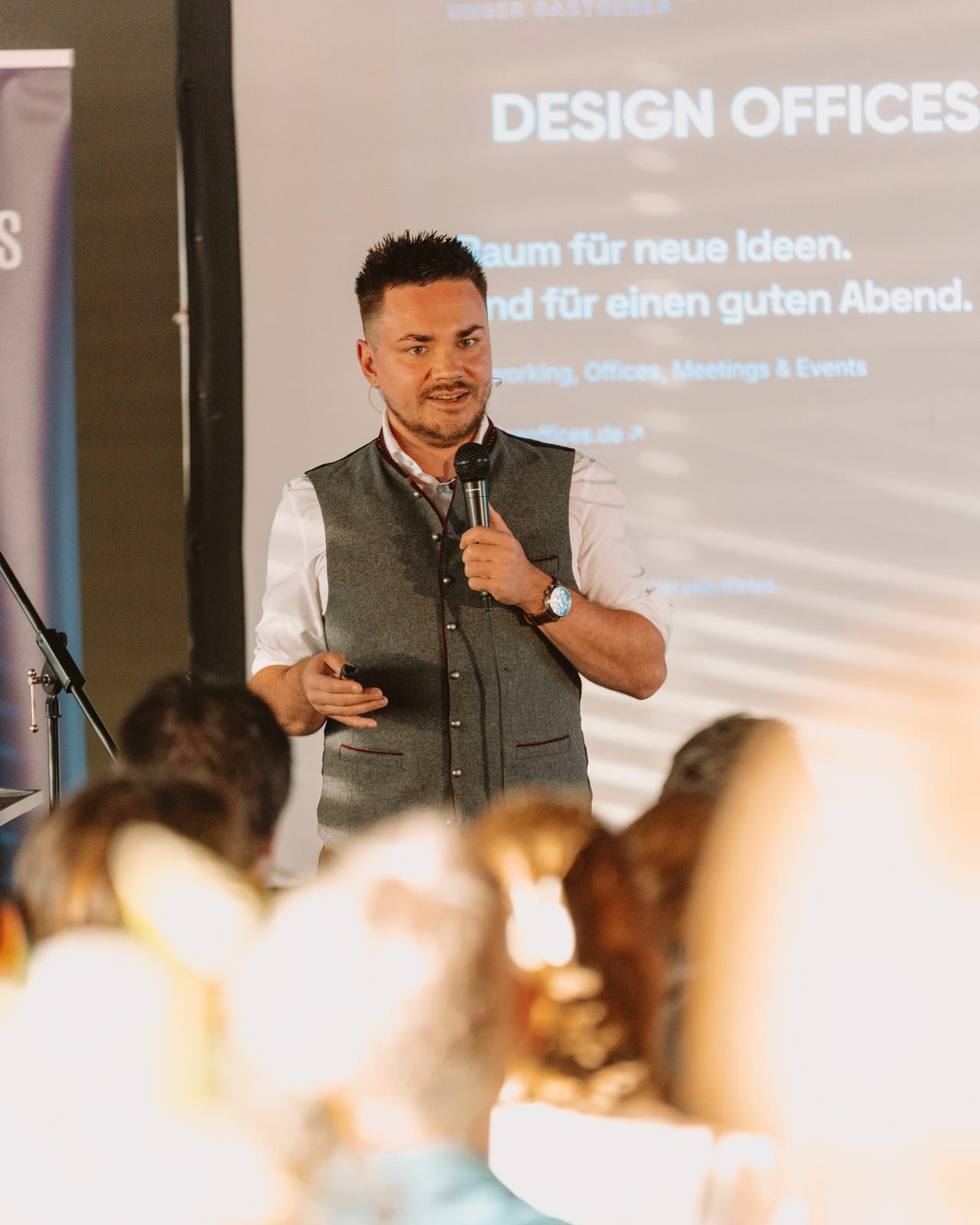 Andreas Pabst with a microphone on the AI Nights stage