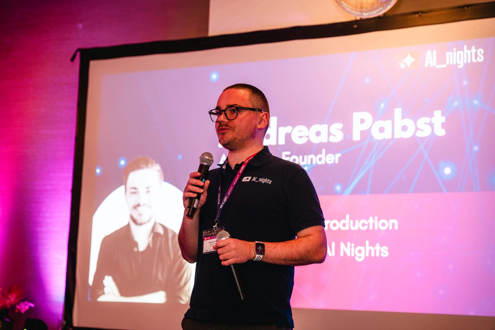 Andreas Pabst mit Mikrofon auf der Bühne der AI Nights