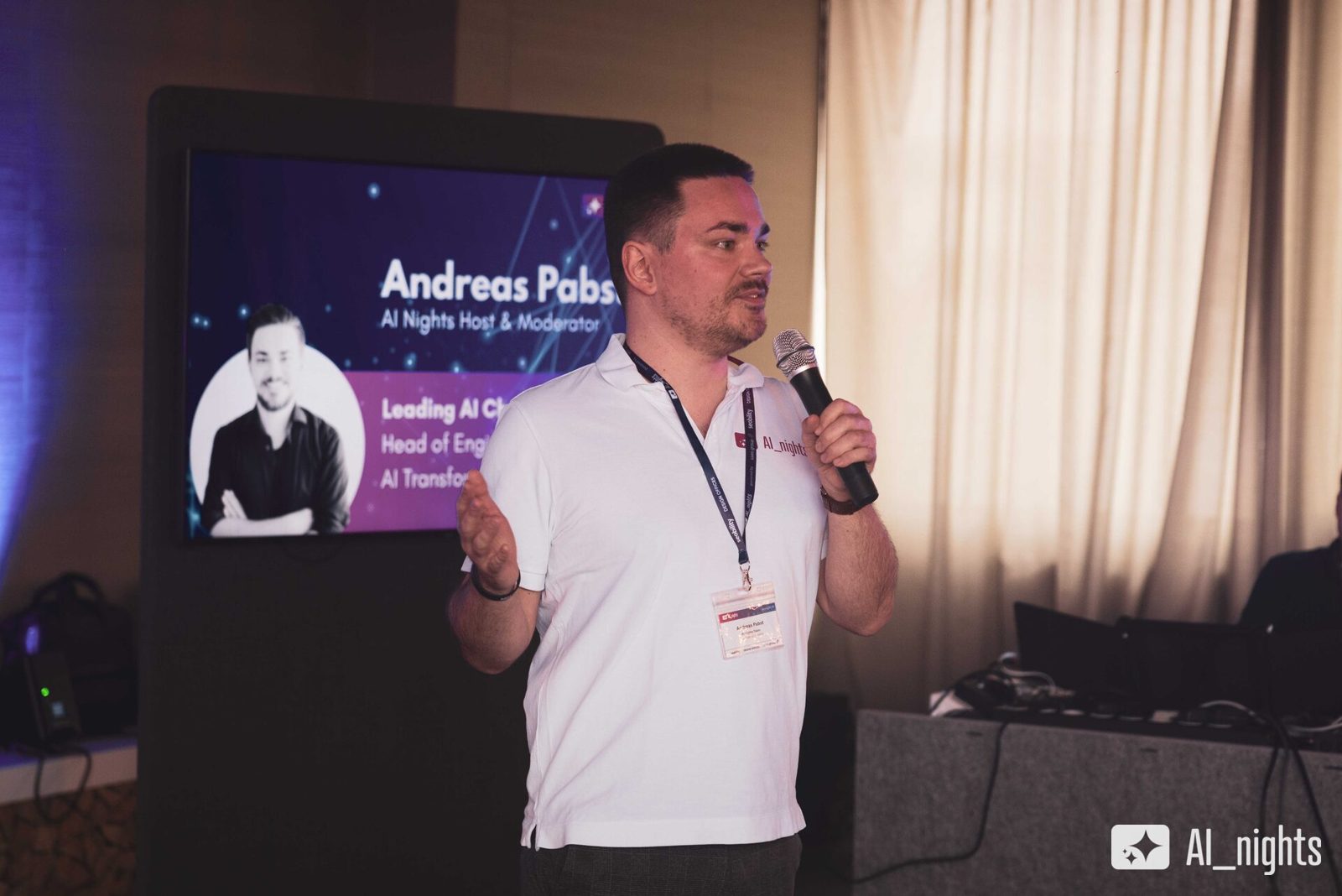 Andreas Pabst moderiert einen Abend der AI Nights